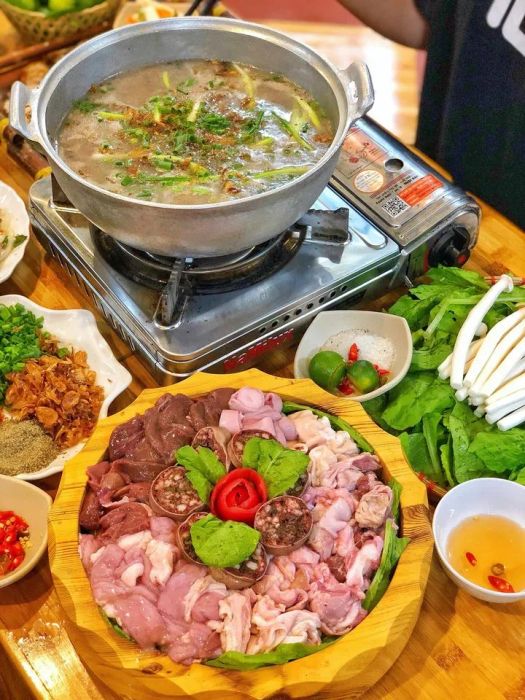 Không gian ấm cúng tại Lòng Quán Yummy