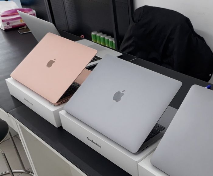 Trải nghiệm mua sắm MacBook tại showroom Mac Online