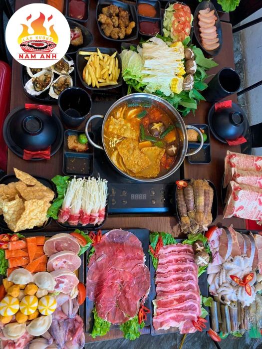 Lẩu Nướng Nam Anh ảnh 2 - Góc nhìn cận cảnh đầy nghệ thuật về nguyên liệu tươi ngon: thịt bò mềm, hải sản tươi sống và rau củ xanh mướt chuẩn bị nhúng lẩu.