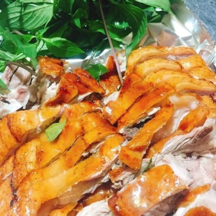 Anh Bảo - Nhà Hàng Vịt Quay Kinh Bắc ảnh 2 - Góc nghệ thuật về món ăn đặc sản, với màu vàng nâu hấp dẫn và lớp da giòn tan mỏng manh dưới ánh đèn ấm áp.