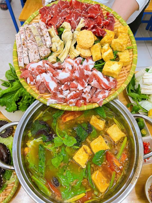 Lẩu Lai Zai Tùng Béo ảnh 3 - Bộ sưu tập hình ảnh đa dạng về thực đơn quán, từ lẩu riêu cua đồng truyền thống đến các biến tấu độc đáo như lẩu ếch măng cay, lẩu Thái hải sản đậm đà.