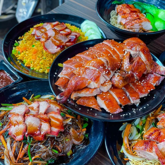 Vịt Quay Jacky ảnh 2 - Góc nghệ thuật về món ăn đế vương, với màu nâu hổ phách quyến rũ và lớp da giòn tan mỏng manh dưới ánh đèn ấm áp.