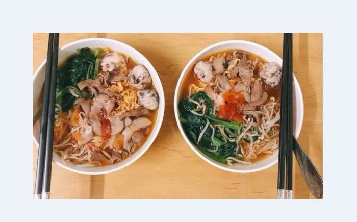 Không gian ấm cúng tại 2 Anh Em - Mỳ Chua Cay