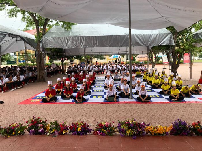 Khuôn viên xanh - sạch - đẹp của THCS Phổ Hải với vườn hoa thực hành và hệ thống cây xanh được chăm sóc tỉ mỉ