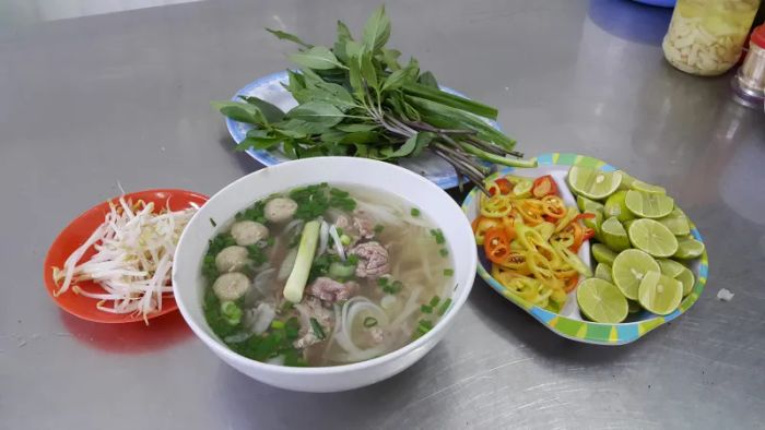 Không gian sang trọng và ấm cúng tại quán Phở Số 3