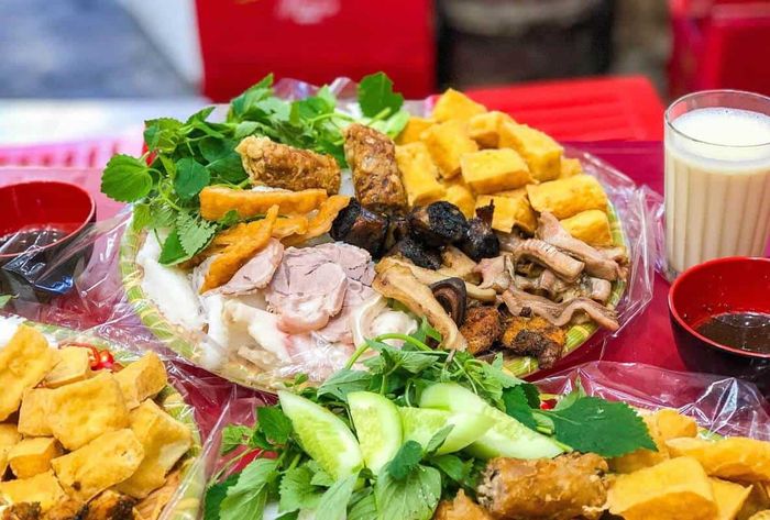 Hình ảnh mẹt bún đậu đặc biệt tại quán Anh Em