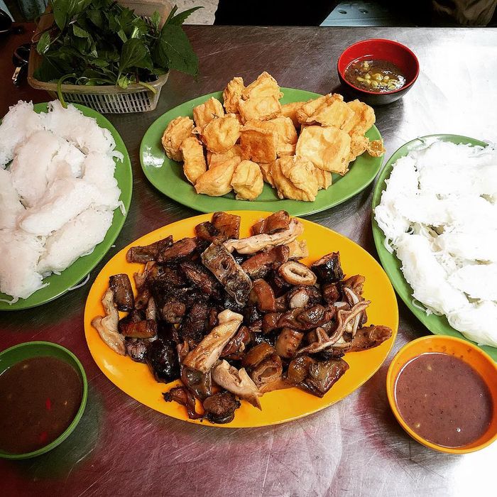 Hình ảnh mẹt bún đậu lòng nướng thơm ngon tại Hoàng Cầu