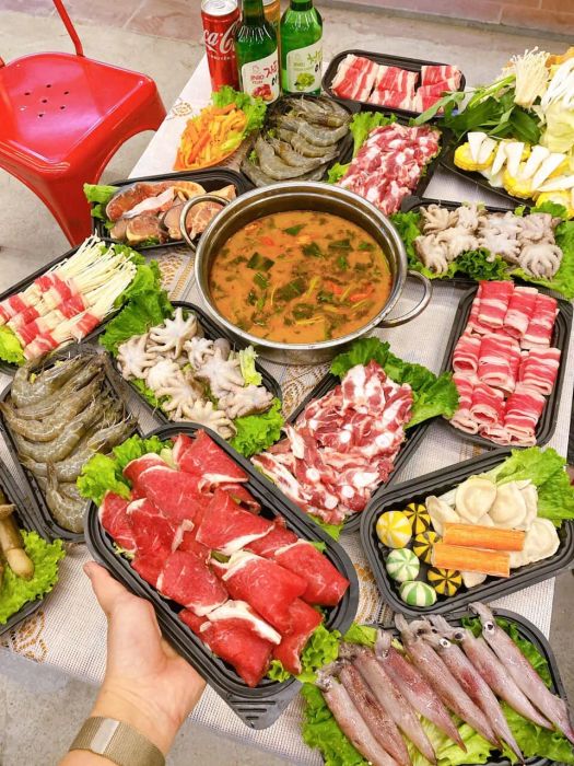 Lẩu Nướng Nam Anh ảnh 1 - Hình ảnh chân thực về nồi lẩu riêu cua nghi ngút khói, với lớp gạch cua vàng óng cùng các nguyên liệu tươi ngon bày biện hấp dẫn.