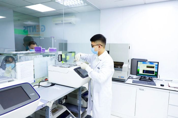 Hình ảnh đội ngũ chuyên gia Gentis làm việc với hệ thống máy móc tối tân