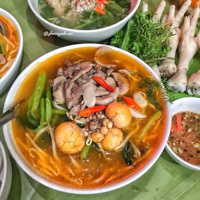 Hình ảnh đặc trưng tại Mỳ Chua Cay Phúc Tân