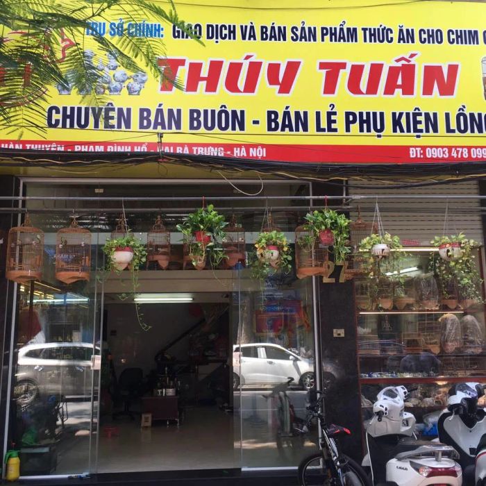Góc trưng bày đa dạng mẫu lồng chim tại cửa hàng Thúy Tuấn