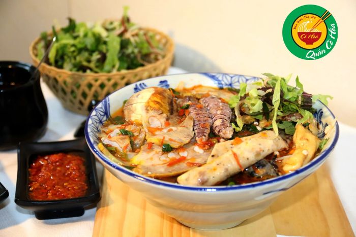 Lẩu riêu cua Cô Hòa ảnh 3 - Khám phá hình ảnh chân thực về món lẩu riêu cua đặc trưng, với màu nước dùng đỏ au hấp dẫn cùng những nguyên liệu tươi ngon.