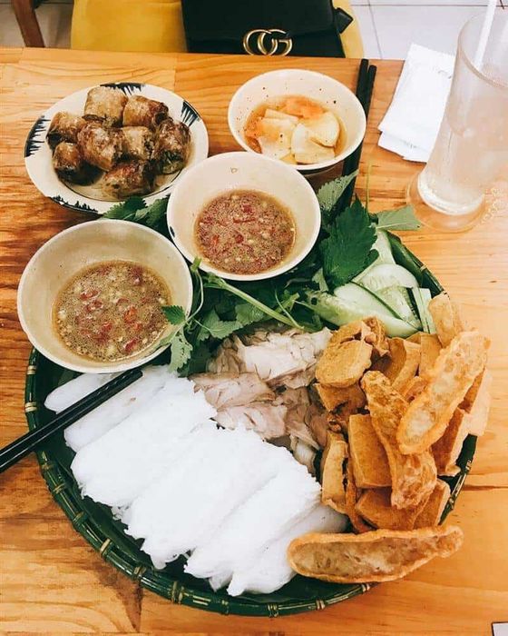 Hình ảnh mẹt bún đậu thịnh soạn tại Bún Đậu Nhàn E5 Trung Tự