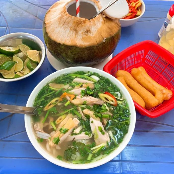 Phở gà Mr. Béo ảnh 1 - Tác phẩm nghệ thuật ẩm thực, nơi sắc vàng óng của nước dùng hòa quyện cùng sắc trắng tinh khiết của bánh phở.