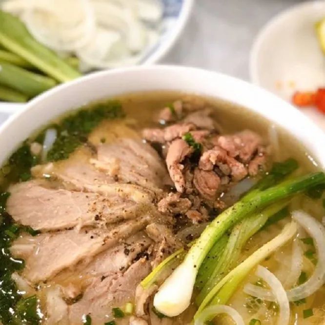Hình ảnh tô phở thơm ngon đặc trưng tại Phở Quyên