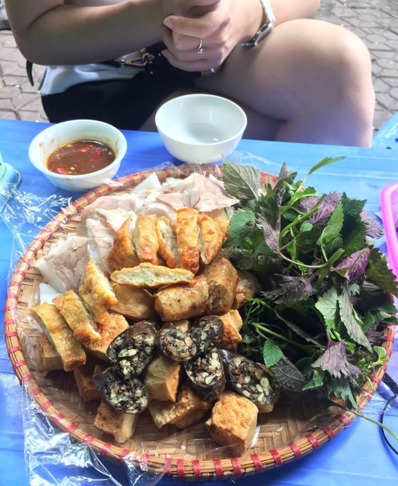 Hình ảnh mẹt bún đậu thơm ngon tại Bún Đậu Nghĩa Tân