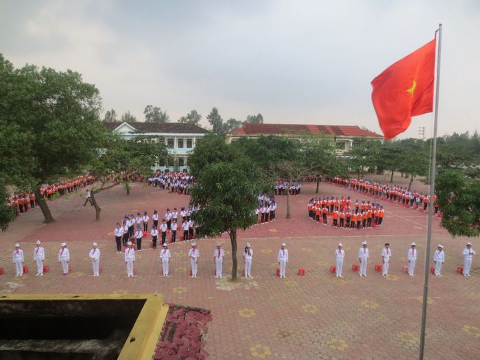 Khuôn viên xanh mát của THCS Hoa Liên - Nơi học sinh được học tập và vui chơi trong môi trường giáo dục toàn diện