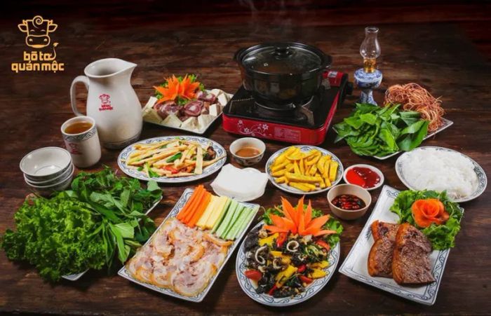 Bò Tơ Quán Mộc ảnh 1 - Hình ảnh sống động về nồi lẩu riêu cua bắp bò nghi ngút khói, với những lát thịt bò tơ tươi hồng, gạch cua vàng ươm cùng đậu phụ chiên giòn bày biện đẹp mắt.