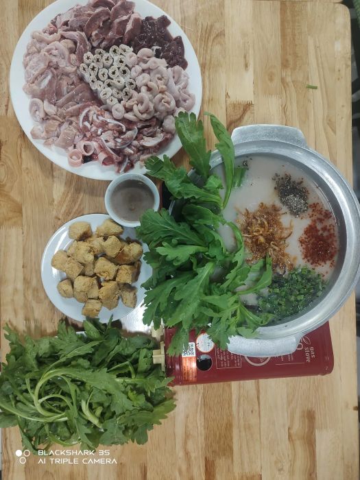 Nồi lẩu lòng bò thơm ngon bốc khói nghi ngút