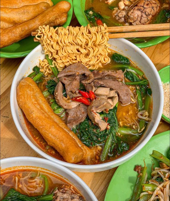 Không gian ấm cúng tại Quán Quen Mì Chua Cay