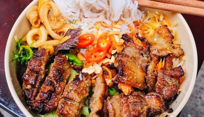 Không gian ấm cúng và món ngon đặc trưng tại Bún Chả Que Tre Trương Hán Siêu