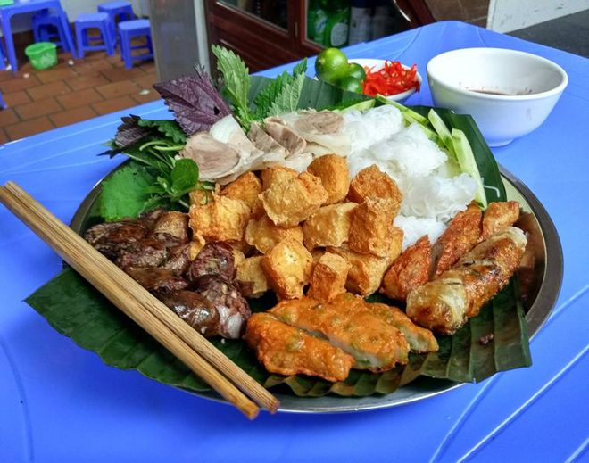 Hình ảnh mẹt bún đậu đầy đặn tại Hải Anh - Bún Đậu Mẹt