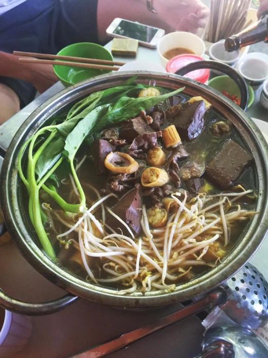 Nồi lẩu lòng bò bốc khói nghi ngút tại Vũ Lòng Bò Lai Rai