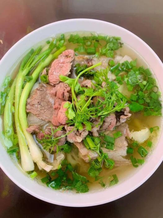 Hình ảnh tô phở đặc trưng với sợi phở dai chuẩn Nha Trang