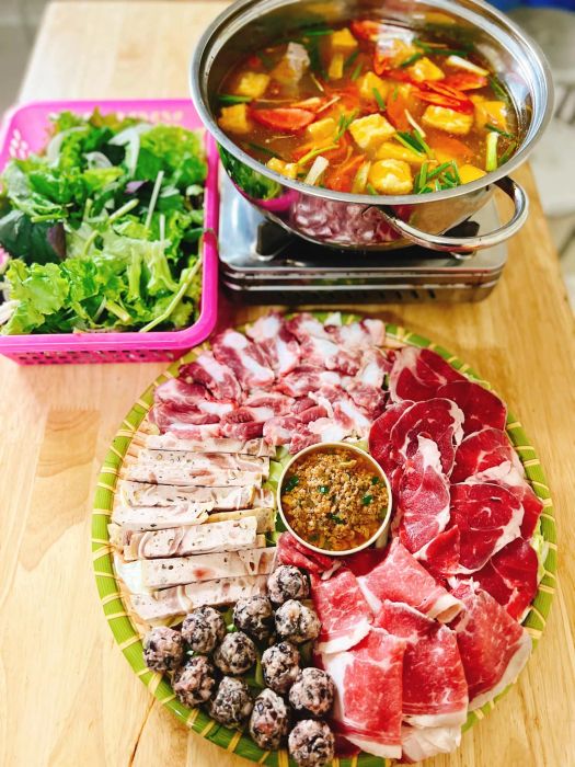 Không gian ấm cúng cùng nồi lẩu nghi ngút khói