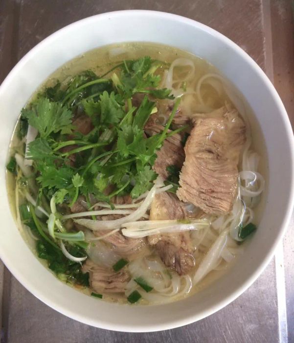Phở Ngon Hằng Hà Nội ảnh 1 - Tác phẩm nghệ thuật ẩm thực, nơi sắc trong của nước dùng hòa quyện cùng sắc hồng tươi của thịt bò tái.