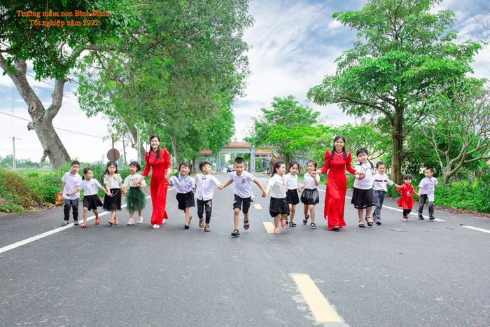 Hình ảnh sinh động về khuôn viên xanh mát của Trường Mầm Non Bình Minh