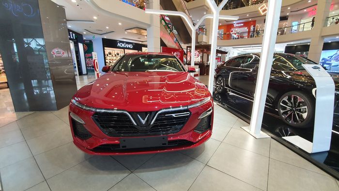 Khu vực trải nghiệm xe VinFast tại showroom