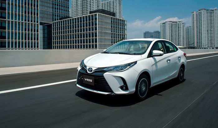 Khu vực trưng bày xe mới tại Toyota Từ Sơn