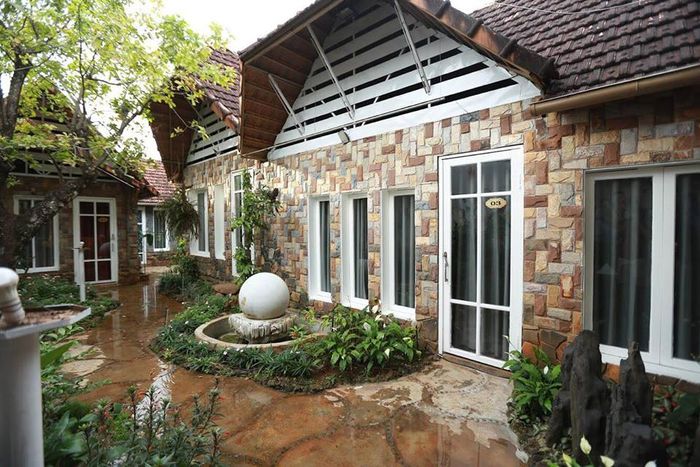 Hình ảnh Bốn Triệu Homestay - Bungalow hiện đại giữa vườn hoa rực rỡ