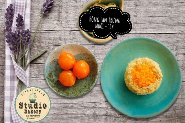 Hình ảnh bánh bông lan trứng muối đặc trưng tại Studio Drinks & Food