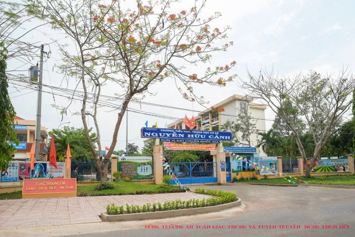 Hình ảnh Trường Tiểu học - THCS Nguyễn Hữu Cảnh - Khuôn viên xanh mát đạt chuẩn Quốc gia