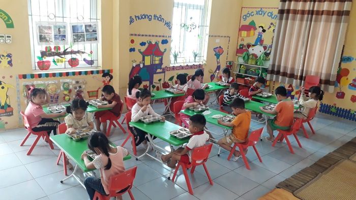 Hình ảnh tươi sáng về khuôn viên xanh mát của Trường Mầm Non Quảng Lãng