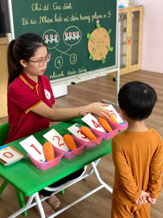 Hình ảnh tươi sáng về khuôn viên xanh mát của Trường Mầm Non Hạnh Phúc