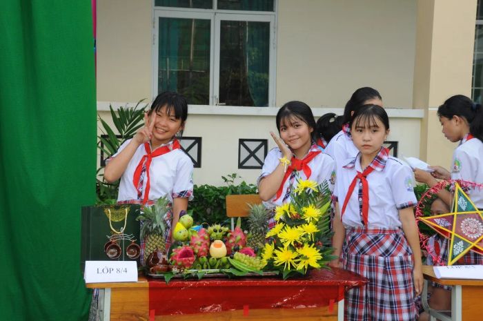 Hình ảnh thứ hai về Trường THCS Trần Phú - Lưu giữ khoảnh khắc ấn tượng với kiến trúc khang trang, không gian xanh mát cùng những nụ cười rạng rỡ của thầy và trò nơi đây.