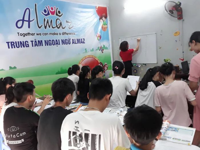 Hình ảnh lớp học hiện đại tại Trung Tâm Almaz