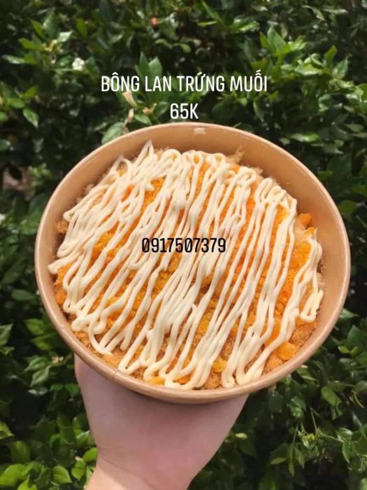 Hình ảnh bánh bông lan trứng muối đặc trưng tại Bánh Việt