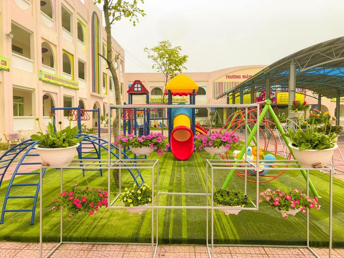 Trường Mầm non Tân Dân ảnh 2 – Không gian học tập rộng mở, tiện nghi hiện đại cùng môi trường thân thiện, là nơi các con thỏa sức khám phá và trưởng thành.