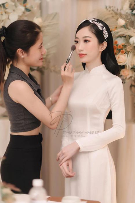 Hình ảnh học viên thực hành tại Trâm Phạm MakeUp Store