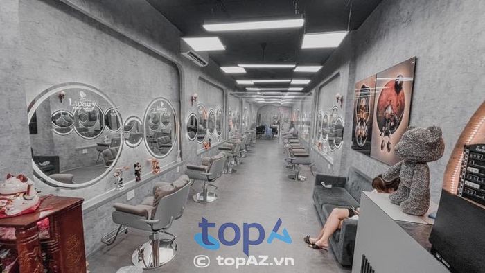 Bước vào Luxury Hair Salon, bạn sẽ choáng ngợp trước không gian rộng mở được đầu tư bài bản từ hệ thống ánh sáng đến dàn máy móc tối tân bậc nhất thị trường.