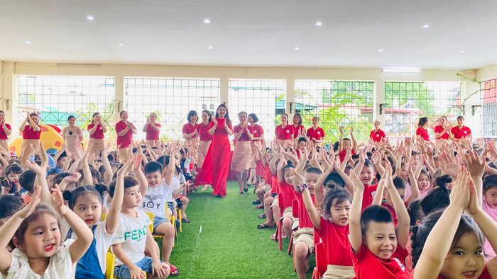 Trường mầm non Hoa Súng ảnh 2 – Hình ảnh sống động của sân chơi xanh mát, an toàn và đầy hứng khởi dành cho các thiên thần nhỏ.