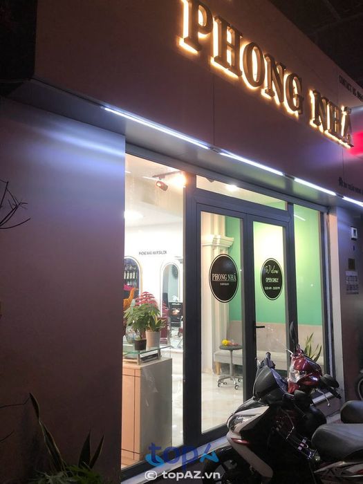 Không gian tại Hair Salon Phong Nhã là sự kết hợp hài hòa giữa phong cách hiện đại và sự thoải mái tối đa, tạo nên trải nghiệm thư giãn tuyệt vời cho mỗi vị khách