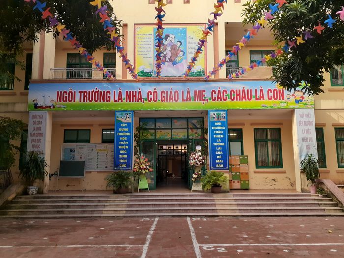 Trường mầm non Hoa Phượng ảnh 1 – Bức tranh sống động về một môi trường học tập tươi vui, tràn đầy sự quan tâm và tình yêu thương dành cho trẻ.