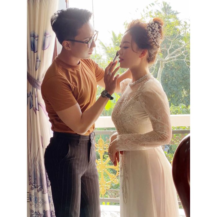 Học viên thực hành cùng chuyên gia Sang Lê