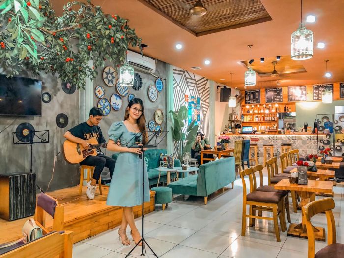 Cherry Coffee - góc sống ảo đầy nghệ thuật