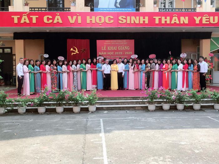 Khuôn viên xanh mát của Trường Tiểu Học Tam Hiệp
